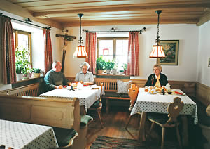 Blick in einen Aufenthaltsraum zur Fr&uuml;hst&uuml;ckszeit
