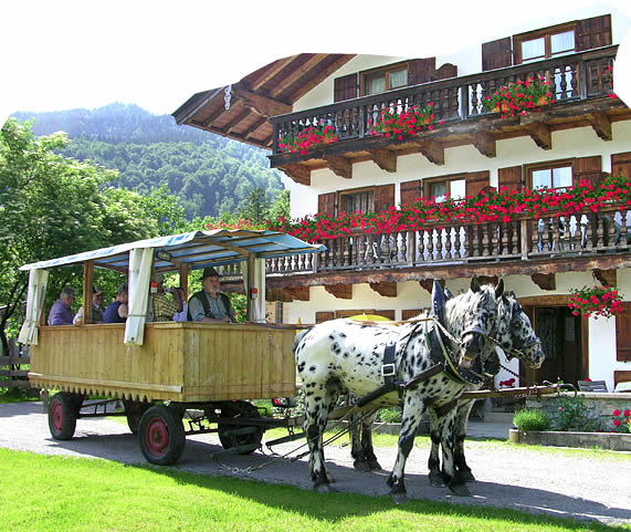 Kutsche bei der Abfahrt vor dem Haus