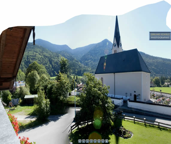 Kutsche bei der Abfahrt vor dem Haus